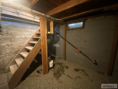 Attractive home in a great location in Mackay, ID. This charming - photo 19