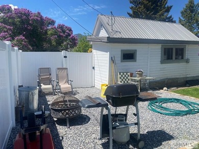 Attractive home in a great location in Mackay, ID. This charming - photo 20