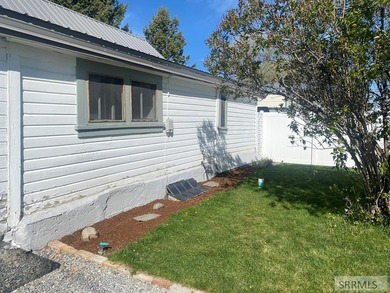 Attractive home in a great location in Mackay, ID. This charming - photo 21
