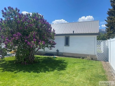 Attractive home in a great location in Mackay, ID. This charming - photo 23