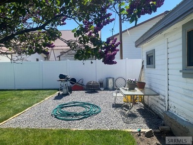 Attractive home in a great location in Mackay, ID. This charming - photo 24