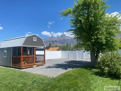 Attractive home in a great location in Mackay, ID. This charming - photo 25