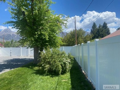 Attractive home in a great location in Mackay, ID. This charming - photo 26