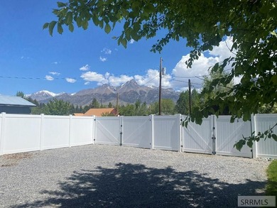 Attractive home in a great location in Mackay, ID. This charming - photo 27