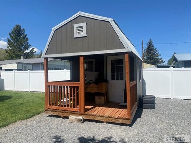 Attractive home in a great location in Mackay, ID. This charming - photo 29