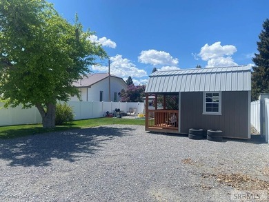 Attractive home in a great location in Mackay, ID. This charming - photo 30