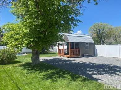 Attractive home in a great location in Mackay, ID. This charming - photo 31