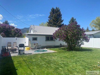 Attractive home in a great location in Mackay, ID. This charming - photo 33