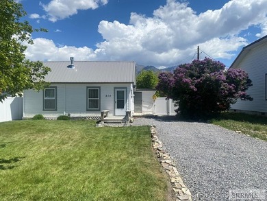 Attractive home in a great location in Mackay, ID. This charming - photo 41