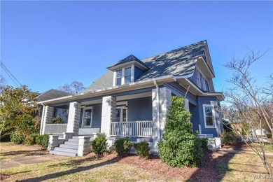 Whip right in to this commercial office with its 11 parking