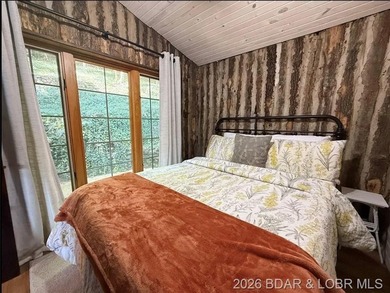 This log cabin dates back to the 1890, is beautiful remodeled - photo 16