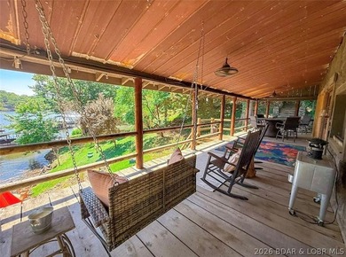 This log cabin dates back to the 1890, is beautiful remodeled - photo 22