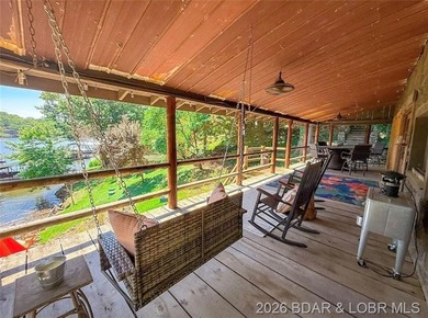 This log cabin dates back to the 1890, is beautiful remodeled - photo 22