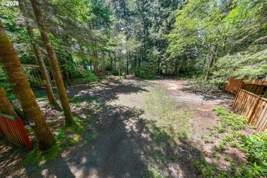 Tucked away in the trees on beautiful Woahink Lake, this rare 1 - photo 7
