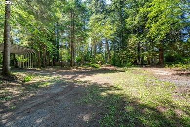 Tucked away in the trees on beautiful Woahink Lake, this rare 1 - photo 10