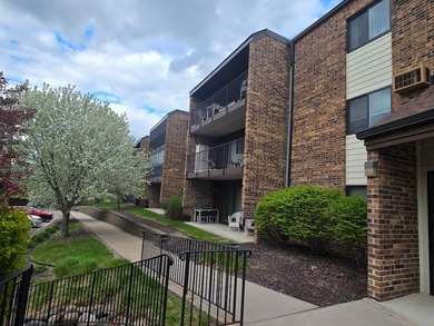 Enjoy comfortable condo living in this top-level unit offering a - photo 1
