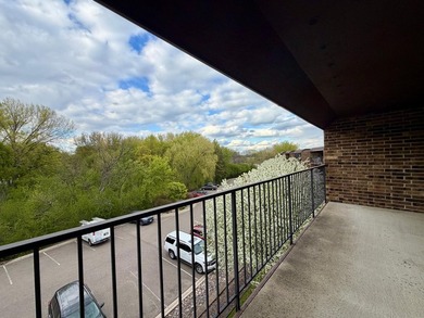 Enjoy comfortable condo living in this top-level unit offering a - photo 3