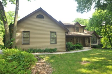 Well-maintained 4-bedroom, 2.5-bath Colonial featuring a - photo 2