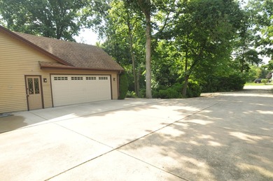 Well-maintained 4-bedroom, 2.5-bath Colonial featuring a - photo 7