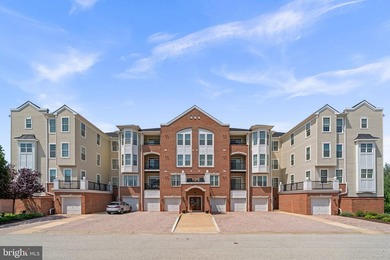 Beautifully maintained, freshly painted, and elevator-accessible - photo 1