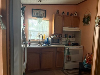 Well maintained 3 bedroom, 2 bathroom home. Features a Guest - photo 4