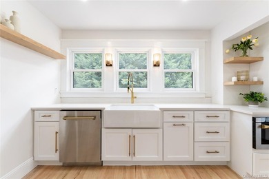 LOCATION + RENOVATION! This charming Sayville colonial has been - photo 18