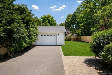 LOCATION + RENOVATION! This charming Sayville colonial has been - photo 35