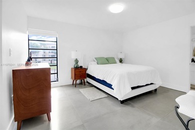 Beautifully updated unit featuring modern finishes throughout