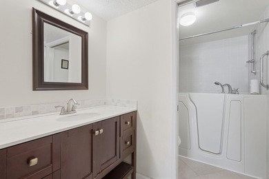 Light, bright & beautifully updated 2/2 villa in the desirable - photo 24
