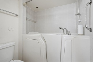Light, bright & beautifully updated 2/2 villa in the desirable - photo 25
