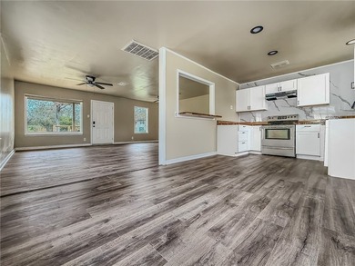 Beautifully updated coastal charmer in sought-after PA Cliffs! - photo 9