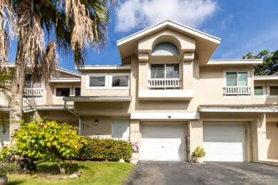 Lake Townhome/Townhouse For Sale in Deerfield Beach, Florida