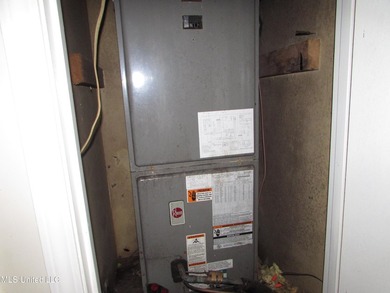 3 bedroom 2 bath fixer upper in a nice neighborhood with a - photo 13