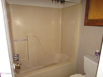 3 bedroom 2 bath fixer upper in a nice neighborhood with a - photo 20