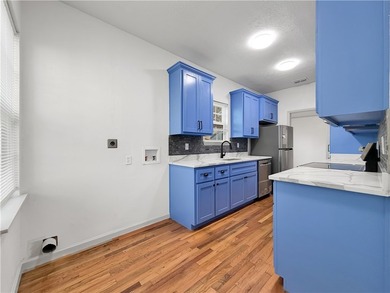 Charming, beautifully remodeled 2-bedroom, 1-bath, 1 car garage - photo 10