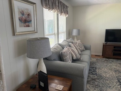 Beautifully kept, very clean mobile home has 2 bedrooms, 2 - photo 11