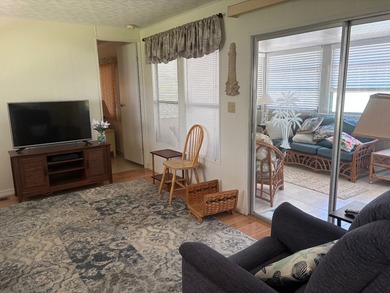 Beautifully kept, very clean mobile home has 2 bedrooms, 2 - photo 12