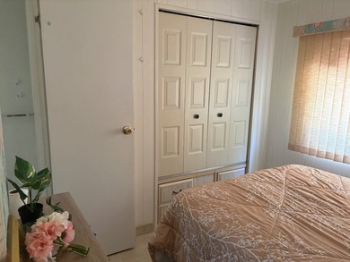 Beautifully kept, very clean mobile home has 2 bedrooms, 2 - photo 14