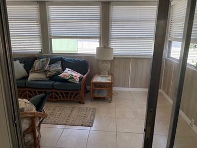 Beautifully kept, very clean mobile home has 2 bedrooms, 2 - photo 17