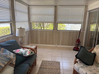 Beautifully kept, very clean mobile home has 2 bedrooms, 2 - photo 21