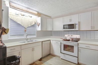 6/4 Duplex Income opportunity minutes from the beach! Unit A 3/2 - photo 4