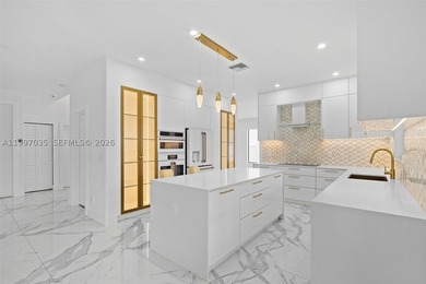 A statement in modern architecture, this stunning Miramar Estate - photo 12