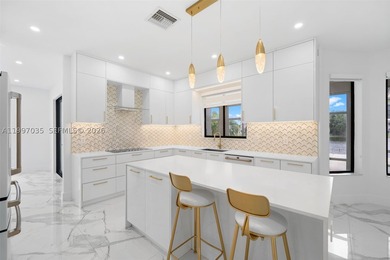 A statement in modern architecture, this stunning Miramar Estate - photo 13
