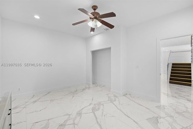 A statement in modern architecture, this stunning Miramar Estate - photo 20