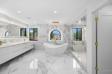 A statement in modern architecture, this stunning Miramar Estate - photo 29