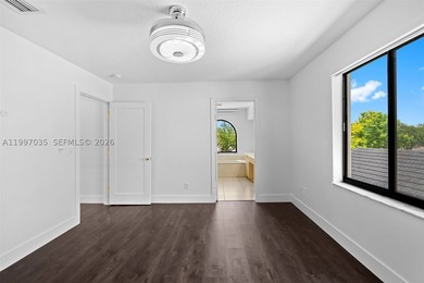 A statement in modern architecture, this stunning Miramar Estate - photo 32
