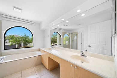 A statement in modern architecture, this stunning Miramar Estate - photo 34