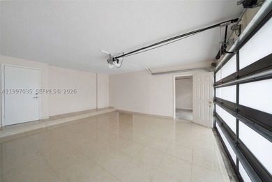 A statement in modern architecture, this stunning Miramar Estate - photo 39