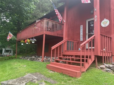 This well-maintained 3-bedroom, 1.5-bath split-level home offers - photo 2