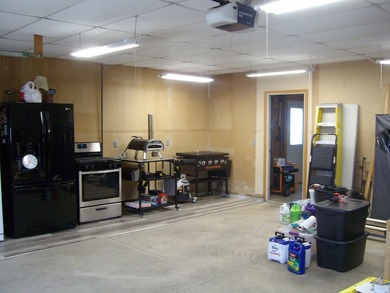 Spacious and well maintained 2 bedroom ranch sitting on a large - photo 44